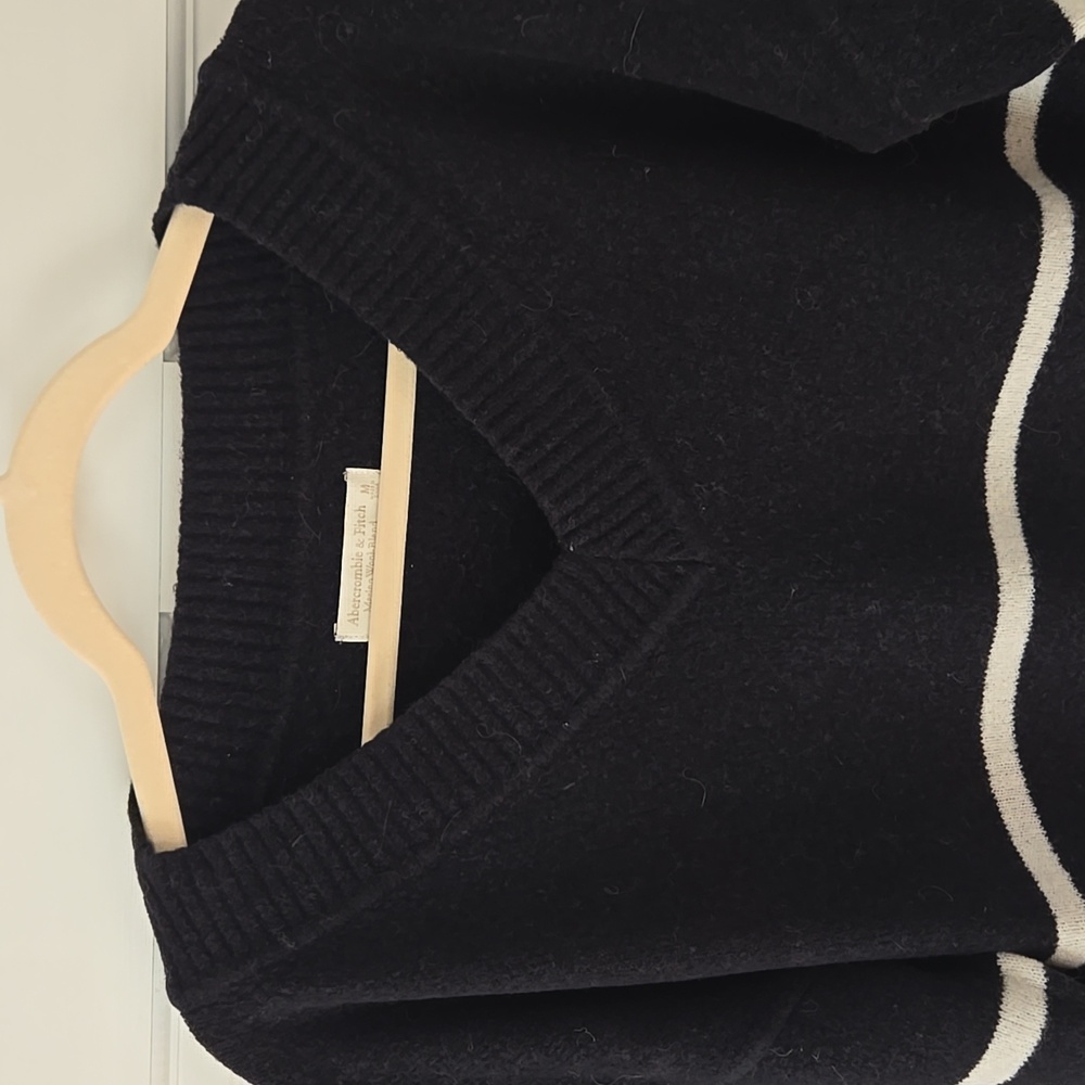 A&F Merino Wool-Blend V-Neck Sweater - Picture 2 of 5